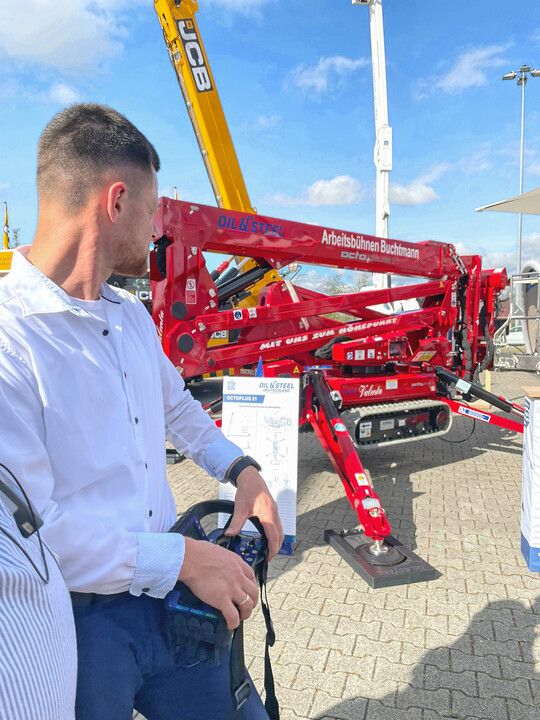 Luft nach oben: Knapp 21?m Arbeitshöhe erreicht diese Raupen-Arbeitsbühne aus der Baureihe Octoplus vom italienischen Hersteller Oil & Steel.