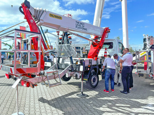Palfinger stellte auf dem Messegelände in Karlsruhe die neue TEC-Reihe als nächstes Level von Arbeitsplattformen auf Basis von Straßenfahrzeugen vor.