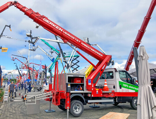 Abgasfreie Einsätze fährt der vollelektrische Ruthmann Ampero TBR 260 E. Die Batterie des Iveco Daily wird für den Fahrantrieb und den Steiger genutzt.