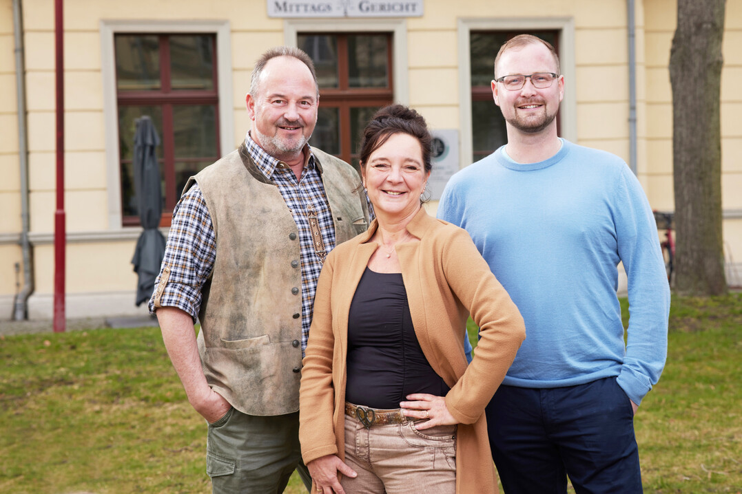 Andreas Fricke, Sohn Sebastian und Mit-Geschäftsführerin Simone Sauer, die gute Seele des Betriebs und seit der Firmengründung mit an Bord.
