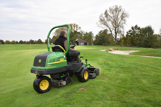 Ein gutes Dutzend Mhmaschinen  darunter drei Greensmher wie dieser  sowie drei Mehrzweckfahrzeuge von John Deere sind im Golfpark Kurpfalz ber die Telematik-Plattform JDLink mit Management und Werkstatt vernetzt.