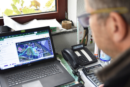 Am Monitor kann sich der Greenkeeper aktuelle Maschinendaten anzeigen lassen oder auch – wie hier – eine bereits abgemähte Grünfläche.