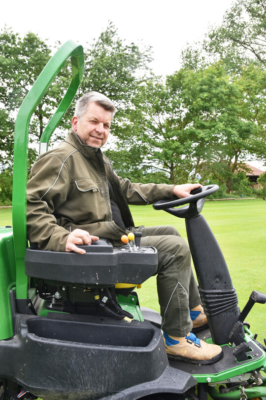 Der Greenkeeper Roger Glaser, ein staatlich geprüfter Headgreenkeeper Fachagrarwirt Golfplatzpflege, sieht in Telematik eine Verbesserung der Arbeitsqualität.