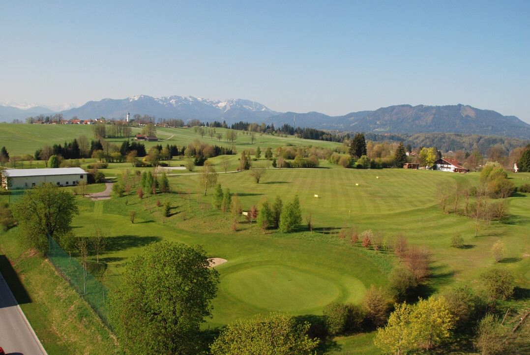 Golfen mit Bergblick: der Golfclub Isarwinkel e.V. in Bad Tlz