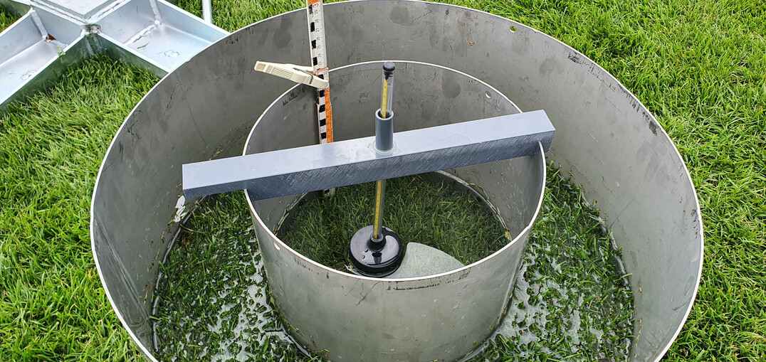 Mittels Doppelringinfiltrometer wird die Versickerungsgeschwindigkeit von Wasser im Spielfeldboden gemessen, um sicherzustellen, dass das Spielfeld den Anforderungen der Bundesliga- und 2. Bundesliga-Regelwerke gerecht wird (aus der Broschre Qualittssicherung fr Stadionrasen der DFL).