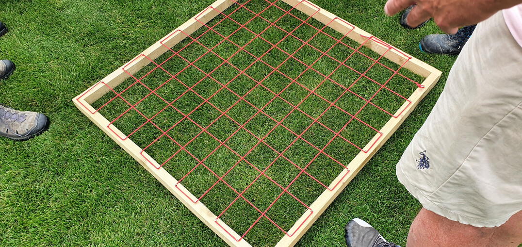 Mit einem standardisierten Gitternetz wird der Bedeckungsgrad des Spielfeldrasens geprft, um gleichmige Spielfeldbedingungen zu gewhrleisten. Diese Methode ist ein fester Bestandteil der Qualittssicherung und entspricht den Vorgaben der DFL fr Bundesliga-Spielfelder (aus der Broschre Qualittssicherung fr Stadionrasen der DFL).