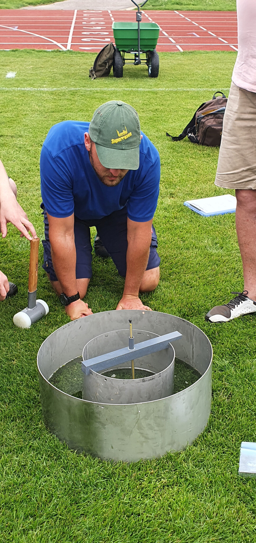 Das Doppelringinfiltrometer dient der Messung der Wasserdurchlssigkeit des Stadionrasens und gewhrleistet eine optimale Drainageleistung. Diese Prfung ist ein zentraler Bestandteil des Qualittsmanagements fr Spielfeldrasen, wie es von der DFL im Rahmen der Bundesliga-Standards empfohlen wird (aus der Broschre Qualittssicherung fr Stadionrasen der DFL).