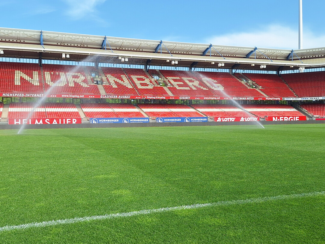 Zustzliche Regner im Mittelfeld des Stadions sorgen fr schnelle Anfeuchtung.