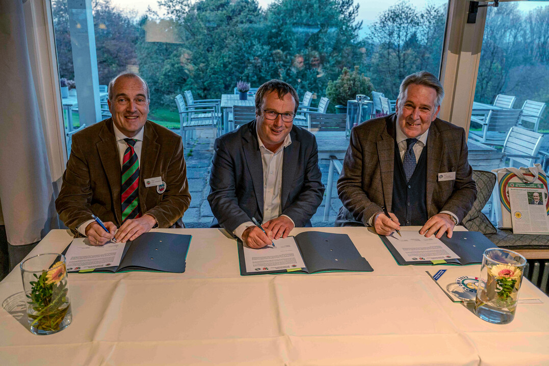 (v. l.) Ekkehart H. Schieffer vom Golfverband Nordrhein-Westfalen, Minister Oliver Krischer und Claus M. Kobold, Prsident des Deutschen Golf Verbandes bei der Unterzeichnung der Kooperation