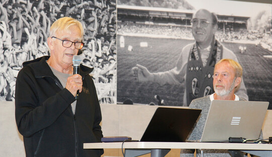 Freiburgs Trainerlegende Volker Finke (l.) und Alfred Melcher, langjähriger Greenkeeper beim SC Freiburg im Ruhestand