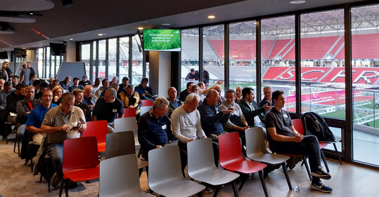 Die Business Lounge im Europa-Park Stadion bot den passenden Rahmen für die Veranstaltung.