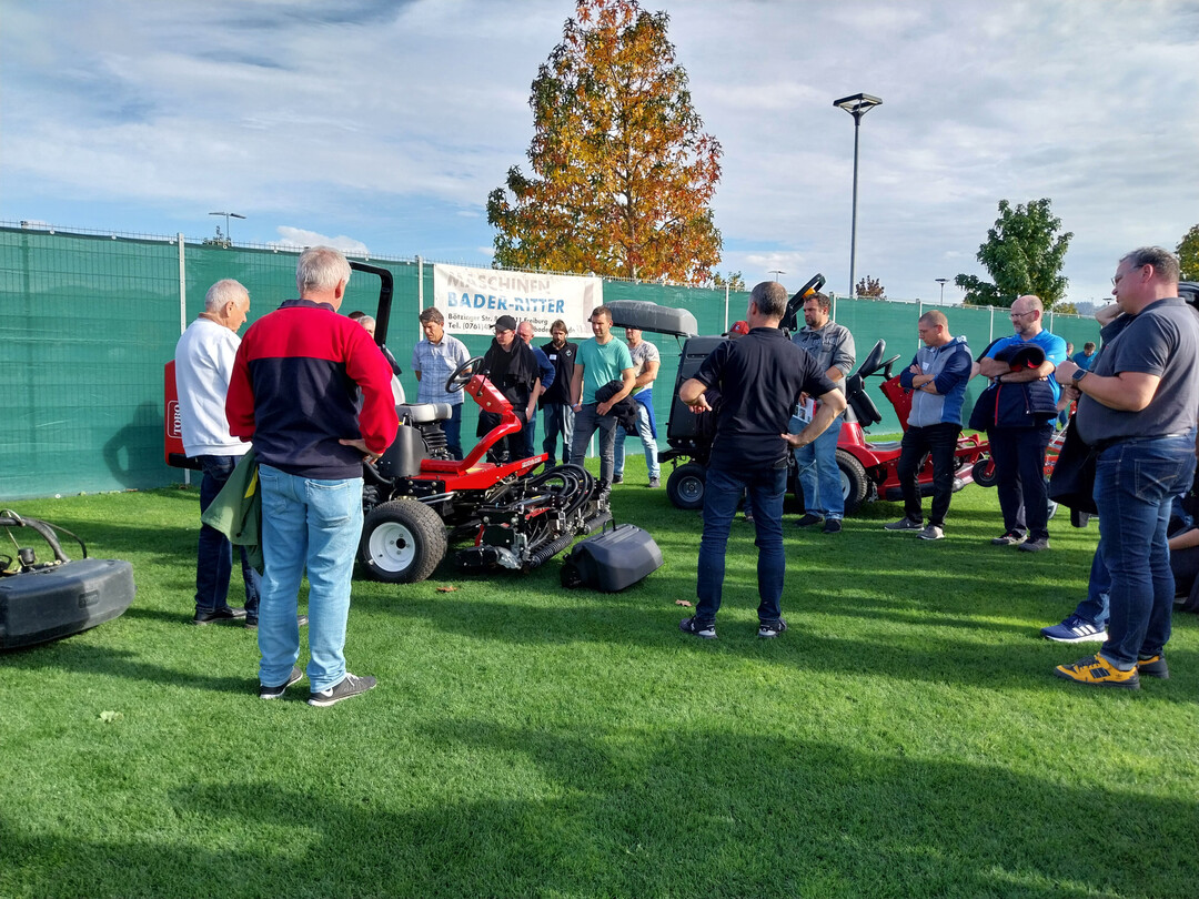 An mehreren Stationen auf einem Trainingsplatz konnten die Teilnehmer Produkte und Dienstleistungen kennenlernen.