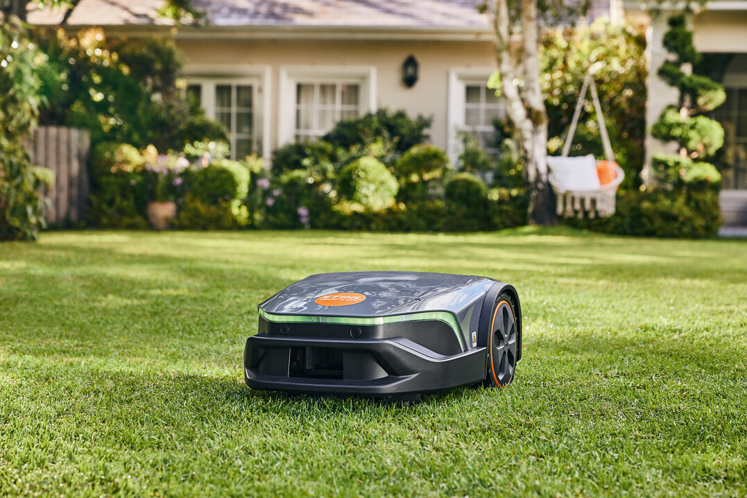 Mit der neuen Generation von iMOW Mährobotern hebt STIHL die automatische
Rasenpflege auf ein neues Niveau: Mit ihrem Disc-Cut-Mähsystem mit großer
Schnittbreite sowie leistungsstarken Akkus und einem intelligenten Lademanagement
sorgen sie in vergleichsweise kurzer wöchentlicher aktiver Mähzeit für ein perfektes
Schnittbild der Rasenfläche