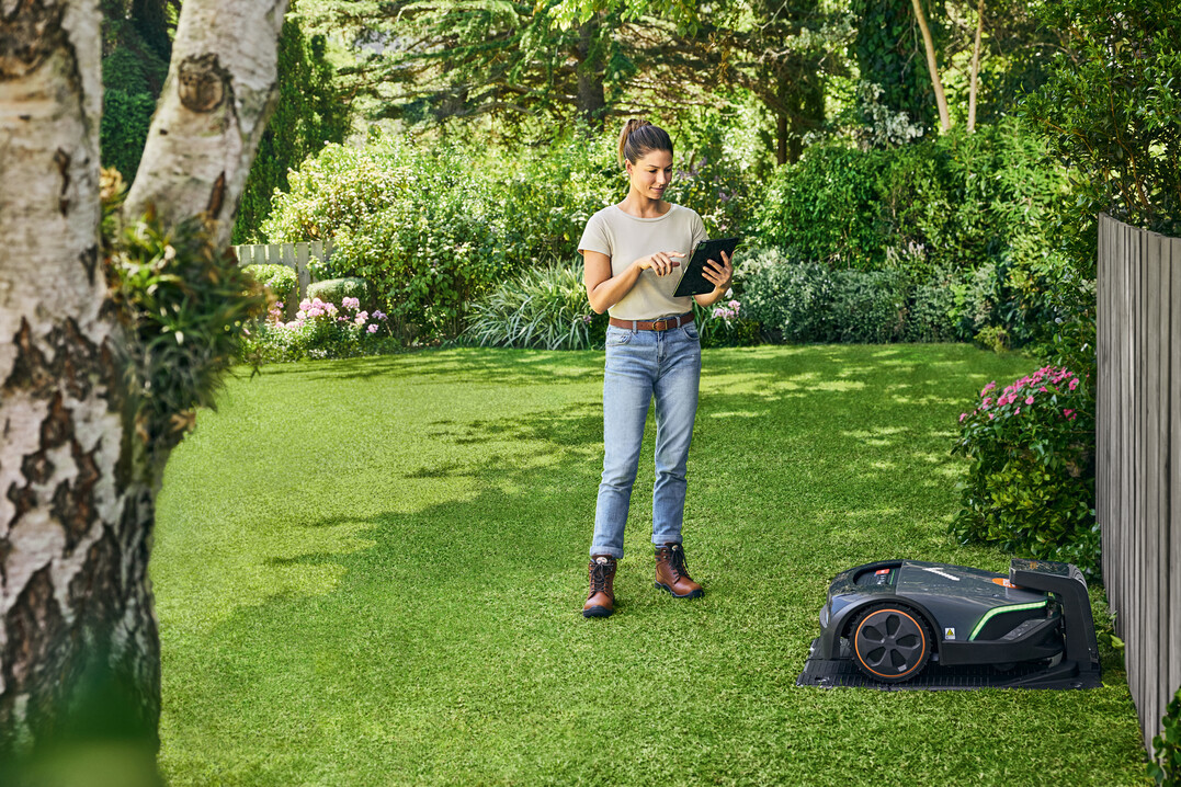 Zentrales Bedienelement der neuen Mhroboter-Generation von STIHL ist die 
ebenfalls neue MY iMOW-App. Die Hauptfunktionen lassen sich jedoch auch ber ein 
Bedienfeld direkt am Gert steuern. Darber hinaus ist die Anbindung an Smart HomeSysteme mglich.