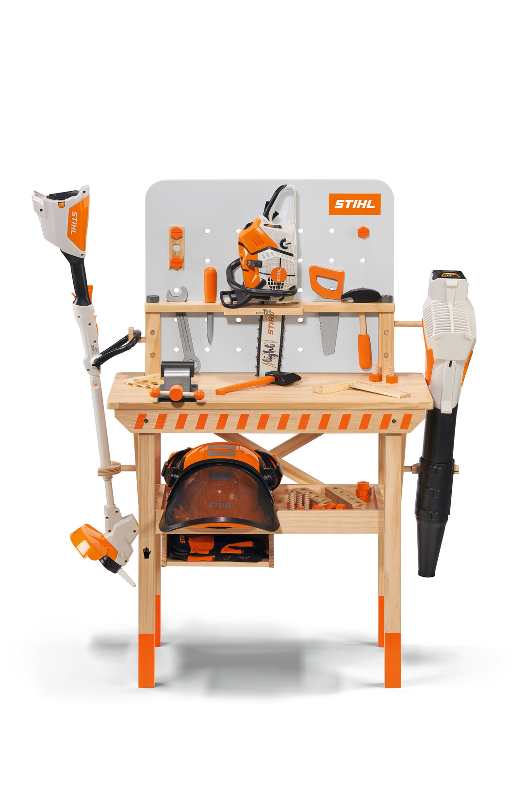 Frh bt sich  mit der neuen Kinderwerkbank aus dem STIHL Markenshop. Sie ist aus FSC-zertifiziertem Kiefernholz gefertigt und wird mit passenden Werkzeugen  ebenfalls aus Holz  geliefert. Zudem verfgt sie ber Halterungen fr die Spielzeugklassiker von STIHL.
