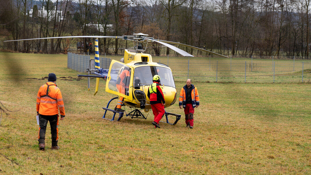 Gleich geht"s los: Der Hubschrauber startet, um abgetrennte Stmme direkt vom Baum wegzutransportieren.