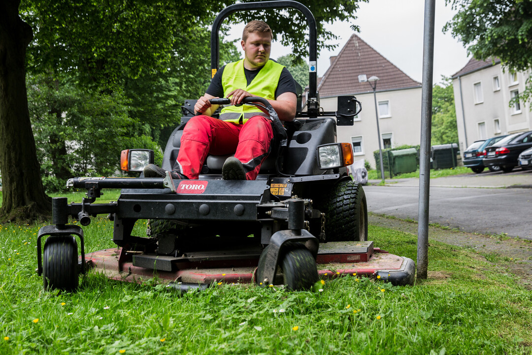 Hier beweist der Sichelmäher mit Null-Wendekreis Groundsmaster 7210 seine besondere Wendigkeit beim engen Umfahren eines Straßenschilds.