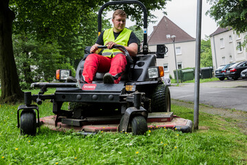 Hier beweist der Sichelmher mit Null-Wendekreis Groundsmaster 7210 seine besondere Wendigkeit beim engen Umfahren eines Straenschilds. 