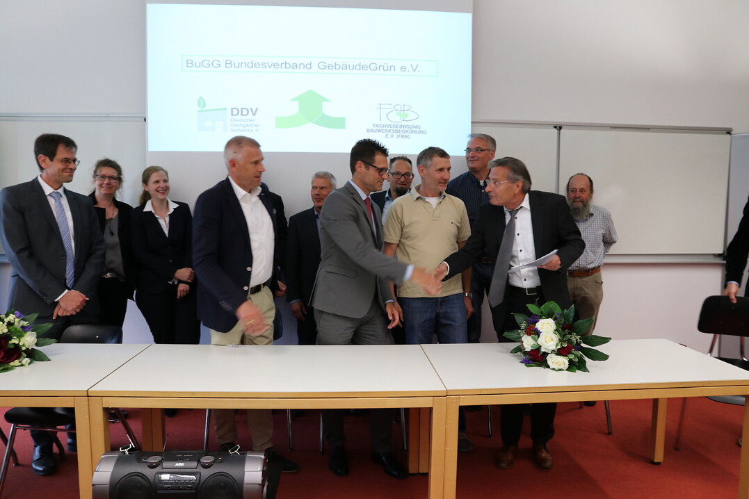 Blick fünf Jahre zurück: Gründung des BuGG am 17. Mai 2018. Die Präsidiumsmitglieder von DDV und FBB nach der Vertragsunterzeichnung.