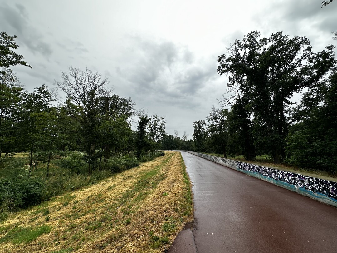 Deicherhhung zur Flutvorsorge zum Schutz des historischen Parks (links)