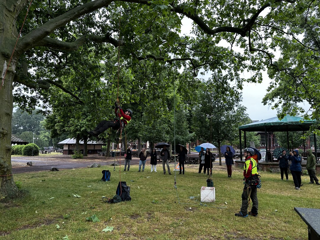 Demonstration der Kronenkontrolle auf Befall mit dem ALB durch Baumexperten im Qurantnegebiet