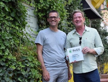 BuGG-Prsident Dr. Gunter Mann (links) berreicht dem Sieger Andreas Lichtblau die Siegerplakette 
