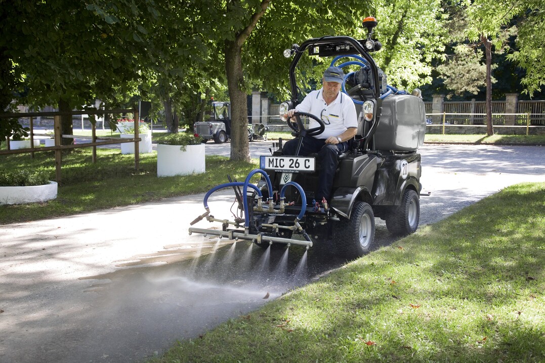 Mitteldruck-Schwemmen mit der MIC 26 C im Stadtpark für die tägliche Unterhaltsreinigung.