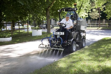 Mitteldruck-Schwemmen mit der MIC 26 C im Stadtpark fr die tgliche Unterhaltsreinigung.