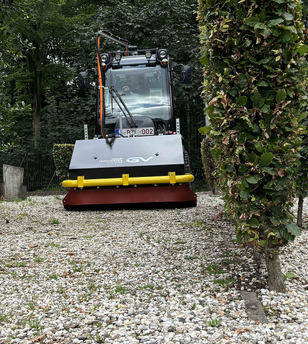 Durch den Einsatz von Elektrizit�t l�sst sich das Unkraut einschlie�lich der Wurzel behandeln und vollst�ndig zerst�ren, so dass pro Jahr nur zwei bis drei Eins�tze erforderlich sind.