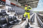 Auf den Tribünen ist es immer wieder erforderlich, die Sitze beispielsweise von Colaflecken und Essensresten zu befreien. Kalt- und Heißwasserhochdruckreiniger werden selbst groben Verunreinigungen Herr und führen in kurzer Zeit zum gewünschten Ergebnis.