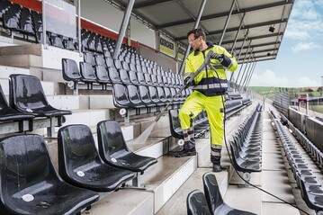 Auf den Tribnen ist es immer wieder erforderlich, die Sitze beispielsweise von Colaflecken und Essensresten zu befreien. Kalt- und Heiwasserhochdruckreiniger werden selbst groben Verunreinigungen Herr und fhren in kurzer Zeit zum gewnschten Ergebnis. 