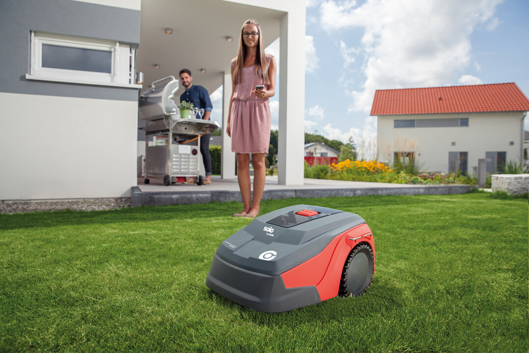 Selbstmähende Rasenroboter, künstliche Intelligenz und die Verknüpfung von Gartengeräten und Sensoren in einer App: Ja, die Digitalisierung hält auch im Garten Einzug.