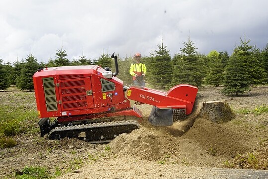 Das neue Modell D74 TRACK mit 74 PS (55 kW)
Dieselmotor erfllt die strengen Abgasvorschriften der STAGE V-Norm und verspricht dank max.
Drehmoment von 330 Nm bei nur 1500 U/min eine bislang unbertroffene Frsleistung.   