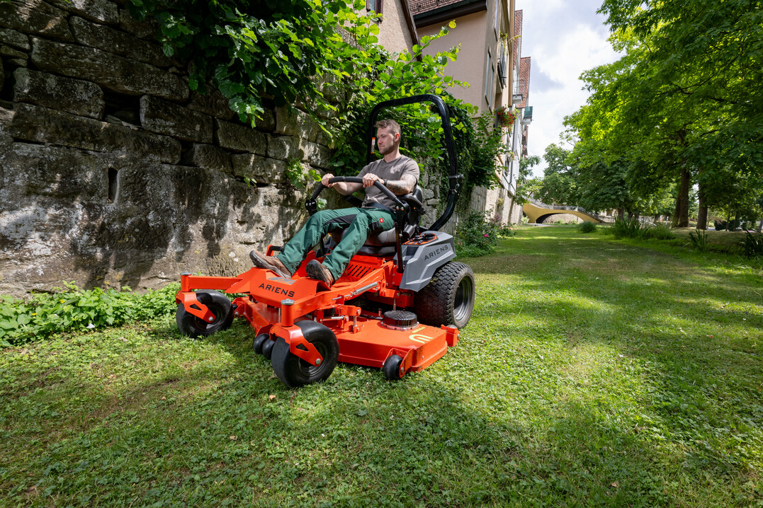 Der Ariens Zenith E ist ein professioneller Batterie-Zero-Turn-Mäher für den täglichen Profi-Einsatz