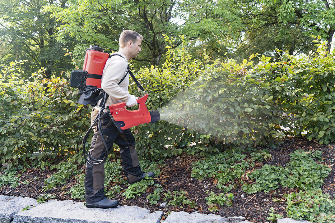 Moderne Spr�h-Applikation mit dem Akku-Spr�hgebl�se AS 1200