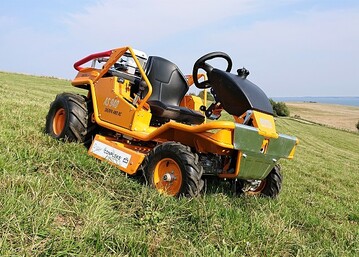 Die Robotersoftware wird auf dem ferngesteuerten Aufsitzmher AS 940 Sherpa 4WD RC getestet.