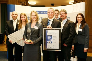 Verleiher und Preistrger des Ausbildungs-Asses 2014: Michael Schillinger, Vertriebsvorstand der INTER Versicherungsgruppe; Jana Marquitan, Auszubildende Loll Feinmechanik GmbH; Christina Bichel, Leiterin Finanzen und Personal Loll Feinmechanik GmbH; Ralf Kalbitz, Warenhausleiter Famila Uetersen; Ren Fornol, Bundesvorsitzender der Junioren des Handwerks; Adonis Andresen, Ausbilder und Referent Fachverband Fachverband Garten-, Landschafts- und Sportplatzbau Schleswig-Holstein e.V.; Toni Yvonne Barkow, Ressortinhaberin Bildung der Wirtschaftsjunioren Deutschland (v. li. n. re.). 