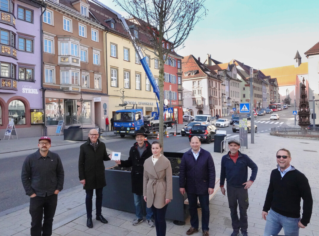 Dank EU-Frdermittel gibt es mehr Grn in der Stadt. Darber freuen sich (v. l.): Designer Robert Hak (Beschriftung und Grafiken), OB Ralf Bro, Wilhelm Rieber (Vorsitzender Regionalentwicklung Brger.Kultur.Land. Oberer Neckar e.V.), Angela Blaes (Leitung LEADER-Geschftsstelle Oberer Neckar), Brgermeister Dr. Christian Ruf, Schlosser Reinhard Hoffmann (Metallarbeiten Pflanztrge) und Landesgartenschau-Projektleiter Micha Sonnenfroh