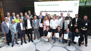 Gruppenfoto mit Medaillen: Die 20 Gewinnerinnen und Gewinner des BGL-Innovationspreises 2022.