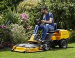 e-Park Akku-Frontmäher bieten höchsten Komfort und Fahrspaß – für die effiziente Rasenpflege ohne CO2-Emissionen, Lärm und Benzingeruch.