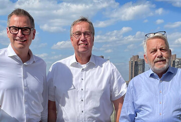 Freuen sich ber die Vertragsunterzeichnung: Dr Achim Schloemer (v.l.), Hajo Hinrichs, Vorsitzender der Gesellschafterversammlung der DBG, und Jochen Sandner, derzeitiger Geschftsfhrer der DBG.