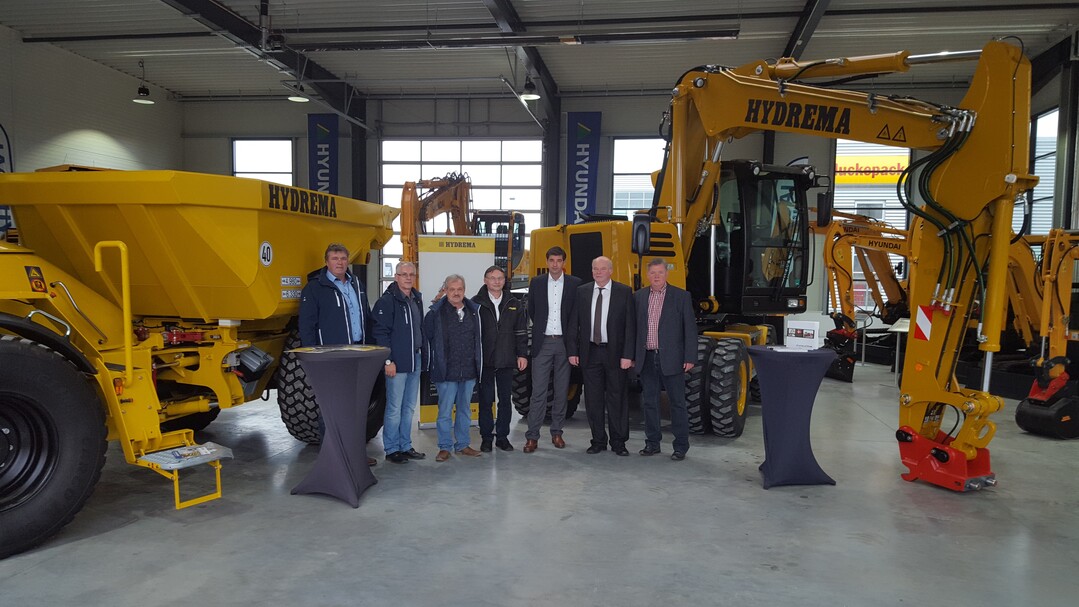 Wienäber Baumaschinen rundet sein Sortiment mit Maschinen von Hydrema ab. Die ersten Hydrema Baggerlader, Zweiwege-Dumper sowie City-Bagger stehen in der Ausstellungshalle von Wienäber Baumaschinen in Wesenberg. Nach der Vertragsunterzeichnung freut sich das Team von Wienäber und Hydrema auf eine gute Zusammenarbeit.
