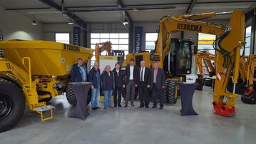 Wienber Baumaschinen rundet sein Sortiment mit Maschinen von Hydrema ab. Die ersten Hydrema Baggerlader, Zweiwege-Dumper sowie City-Bagger stehen in der Ausstellungshalle von Wienber Baumaschinen in Wesenberg. Nach der Vertragsunterzeichnung freut sich das Team von Wienber und Hydrema auf eine gute Zusammenarbeit.
