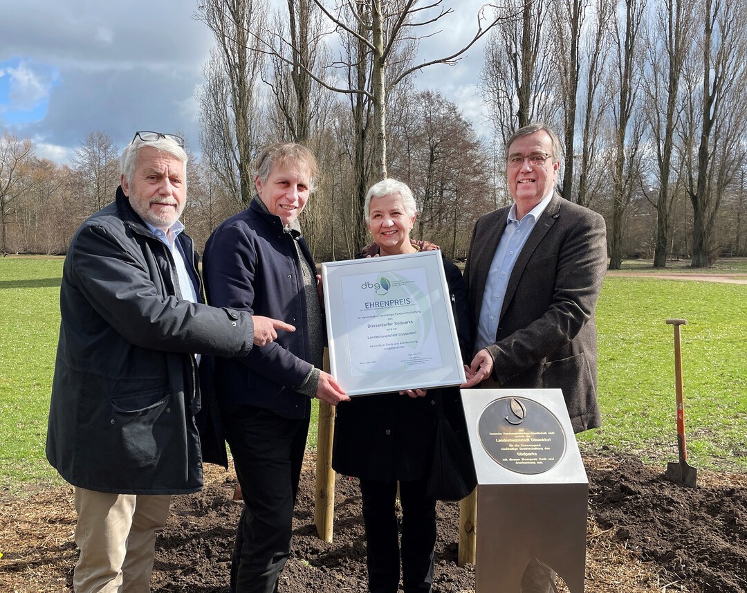 Preisverleihung in Dsseldorf: Den Ehrenpreis der DBG fr nachhaltige Parkbewirtschaftung nahmen Doris Trkel (Leiterin des Gartenamts Dsseldorf) und Jochen Kral (Beigeordneter der Stadt Dsseldorf, 2.v.l.) von Hajo Hinrichs (Vorsitzender der Gesellschafterversammlung der DBG, r.) und Jochen Sandner (Geschftsfhrer DBG) entgegen.