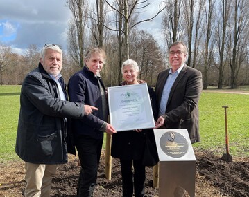 Preisverleihung in Dsseldorf: Den Ehrenpreis der DBG fr nachhaltige Parkbewirtschaftung nahmen Doris Trkel (Leiterin des Gartenamts Dsseldorf) und Jochen Kral (Beigeordneter der Stadt Dsseldorf, 2.v.l.) von Hajo Hinrichs (Vorsitzender der Gesellschafterversammlung der DBG, r.) und Jochen Sandner (Geschftsfhrer DBG) entgegen.