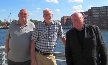 Der Vorstand der QBB in bewhrter Besetzung: Der Vorsitzende Hans Rhiem (mitte) wurde bei der Mitgliederversammlung 2017 in seinem Amt besttigt. Hans-Herrmann Stteler (rechts) ist weiterhin 2. Vorsitzender und Gnter Reuter (links) Schatzmeister.