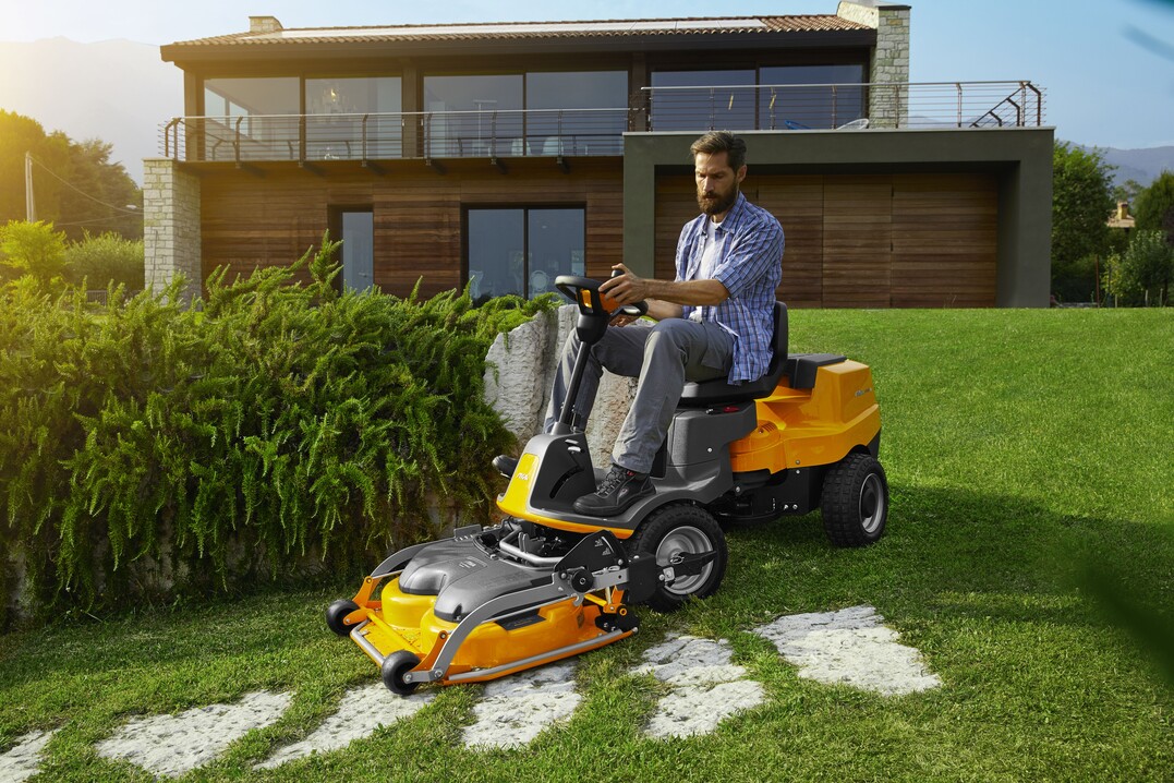 Der neue e-Park 220 aus dem Hause Stiga sorgt mit seinen innovativen Lithium-Ionen-Akkus für beste Ergebnisse auf Flächen von bis zu 2.000 qm.