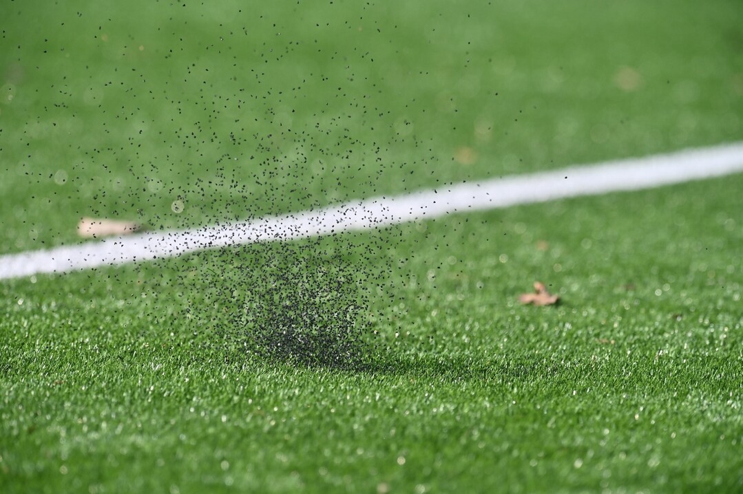 Ein nicht unerheblicher Teil der zur Kunstrasenpflege eingesetzten gummielastischen Granulate gelangt als Mikroplastik in die Umwelt. Ein EU-weites Verbot rückt daher immer näher.