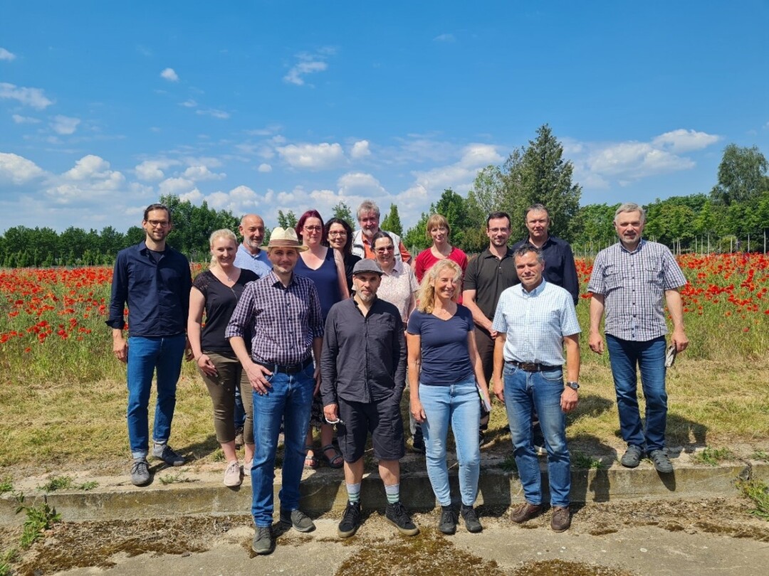 Versuchsbeirat Garten- und Landschaftsbau, hinten v. l. Patrick Büch, Diana Ganzert (Geschäftsführerin), Dr. Thomas Karl Schlegel, Christin Ulbricht, Esther Urmersbach, Frank Christoph Hagen, Prof. Dr. Ellen Kausch, Dr. Katharina Weltecke, Tassilo Valtink, Jens Traunsberger, Dr. Axel Schneidewind; vorne v. l. Thomas Amtage (Vorsitzender), Dr. Markus Streckenbach, Katharina Dujesiefken, Peter Möller