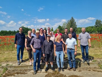 Versuchsbeirat Garten- und Landschaftsbau, hinten v. l. Patrick Bch, Diana Ganzert (Geschftsfhrerin), Dr. Thomas Karl Schlegel, Christin Ulbricht, Esther Urmersbach, Frank Christoph Hagen, Prof. Dr. Ellen Kausch, Dr. Katharina Weltecke, Tassilo Valtink, Jens Traunsberger, Dr. Axel Schneidewind; vorne v. l. Thomas Amtage (Vorsitzender), Dr. Markus Streckenbach, Katharina Dujesiefken, Peter Mller